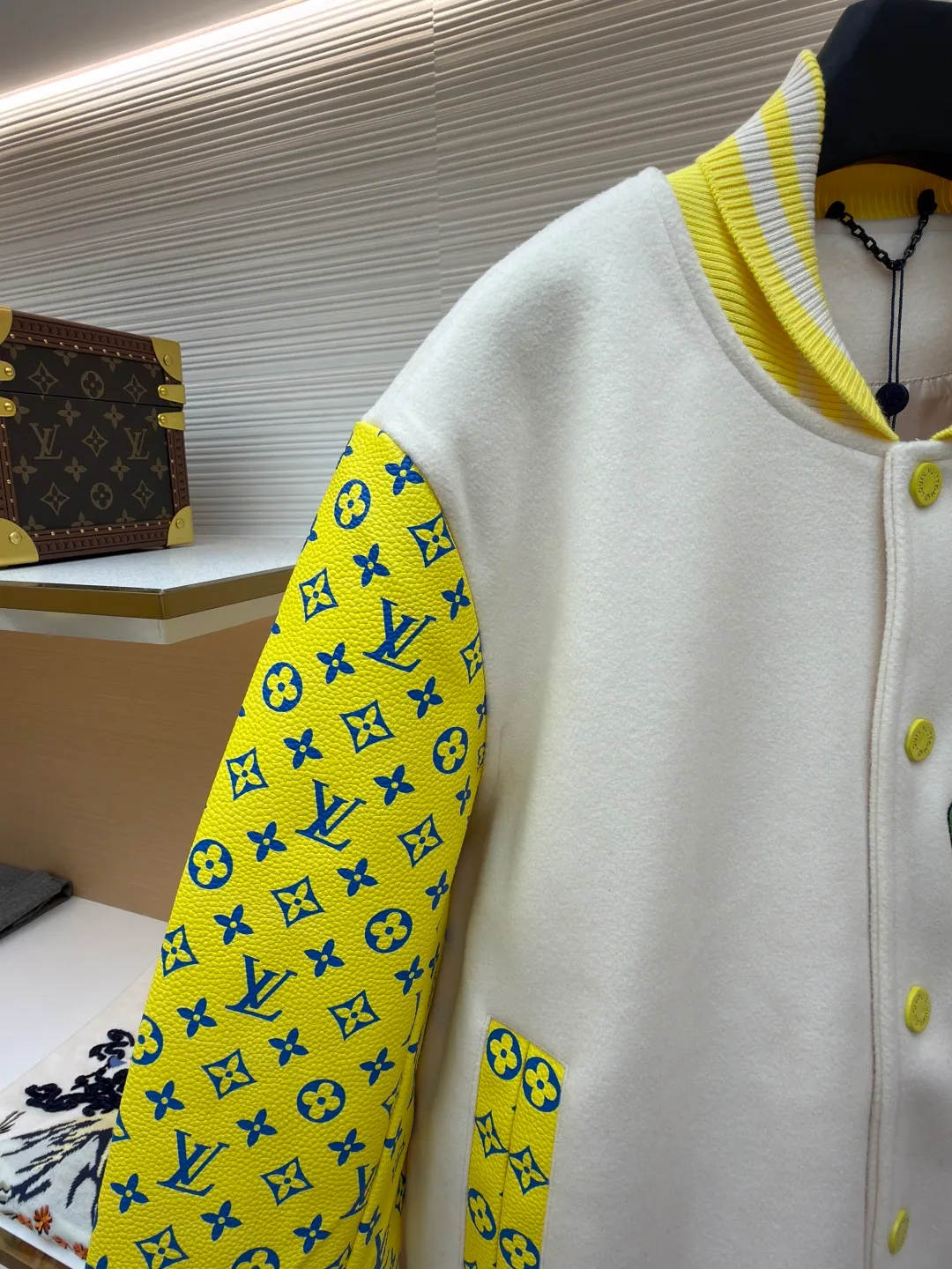 LOUIS VUITTON Cartoon polka dot dog embroidered all-over printed leather sleeves baseball jacket ●Original version: Purchased and developed by 35899 ●Item number: 1681207-C15 ●Fabric: cupro silk fabric ●Technology: embroidery process ●Color: yellow ●Version: fitted version ●Weight: about 1045 grams ●Size: S-M-L-XL ●Description: The polka-dot puppy towel stitch embroidery + cotton flat embroidery is composed of two sets of yarns of different sizes. The visual effect is more three-dimensional. It is matched with cupro silk + cotton blended lining, and is matched with a molded and customized aluminum alloy material with a logo spray-painted four-button buckle + a hanging plated back collar made of white copper and a white gold hardware chain. The sleeves are made of imported calfskin, and the back embroidery requires multiple processes to achieve the effect. The overall routing is straight and delicate, the fabric is comfortable and soft, and the colors are consistent without color difference. It can be matched with the same style to create a fashionable look and control various occasions. Customized accessories, complete with three standards, same style for men and women!